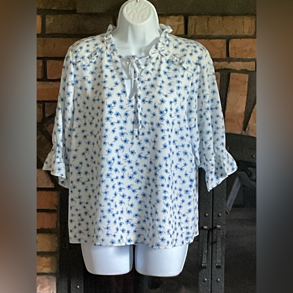 CeCe med blue floral on white 3/4 sleeve top v-neck w/tie ruffle details